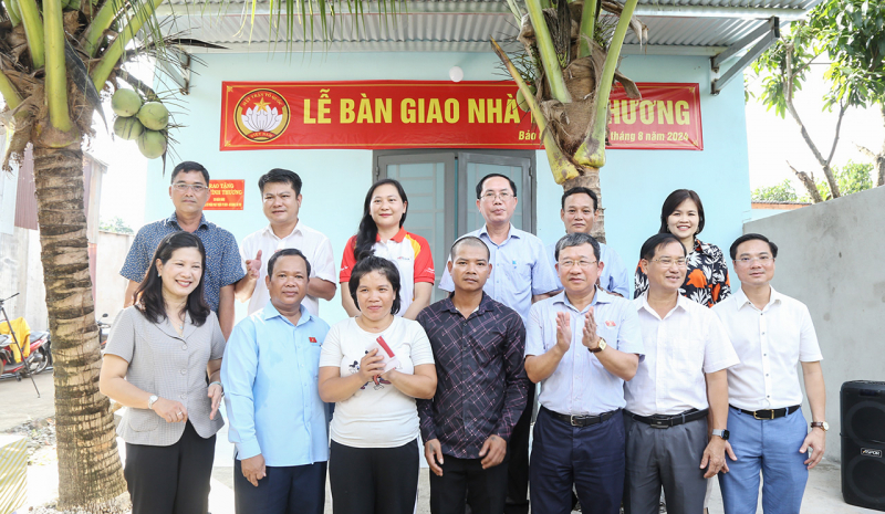 Chủ nhiệm Ủy ban Đối ngoại Vũ Hải Hà trao nhà tình thương cho các hộ có hoàn cảnh khó khăn tại Đồng Nai 