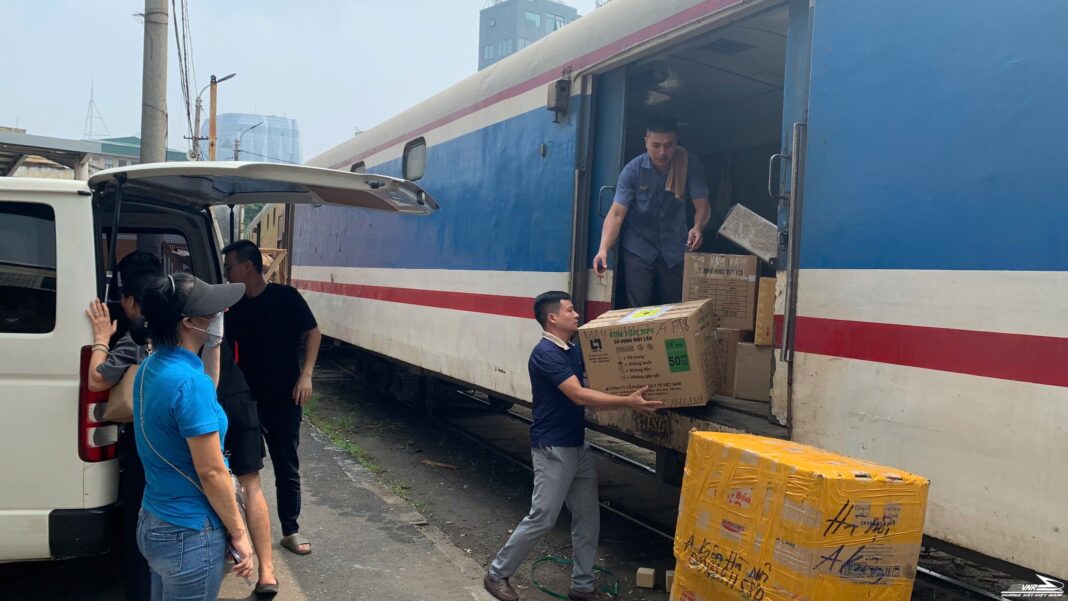 ĐS miễn phí vận chuyển thiết bị y tế khám chữa bệnh cho cán bộ chiến sỹ Vùng 4 Hải quân, Cam Ranh
