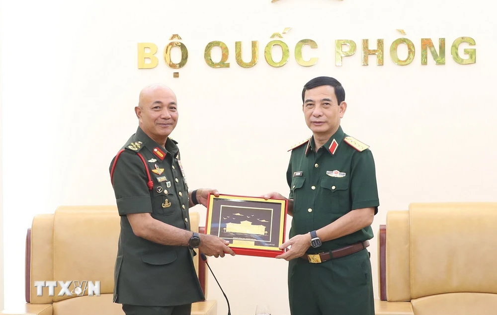 Đại tướng Phan Văn Giang trao quà lưu niệm tặng Đại tướng Tan Sri Datuk Seri Mohammad bin Ab Rahman. (Ảnh: Hồng Pha/TTXVN phát)