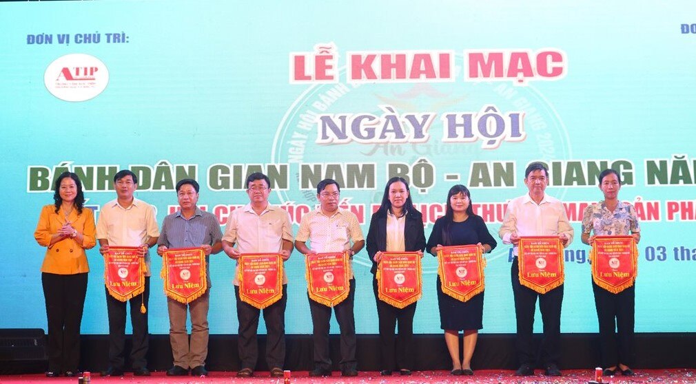 khai mac ngay hoi banh dan gian nam bo  an giang 2024 dam da huong sac mien tay hinh 1