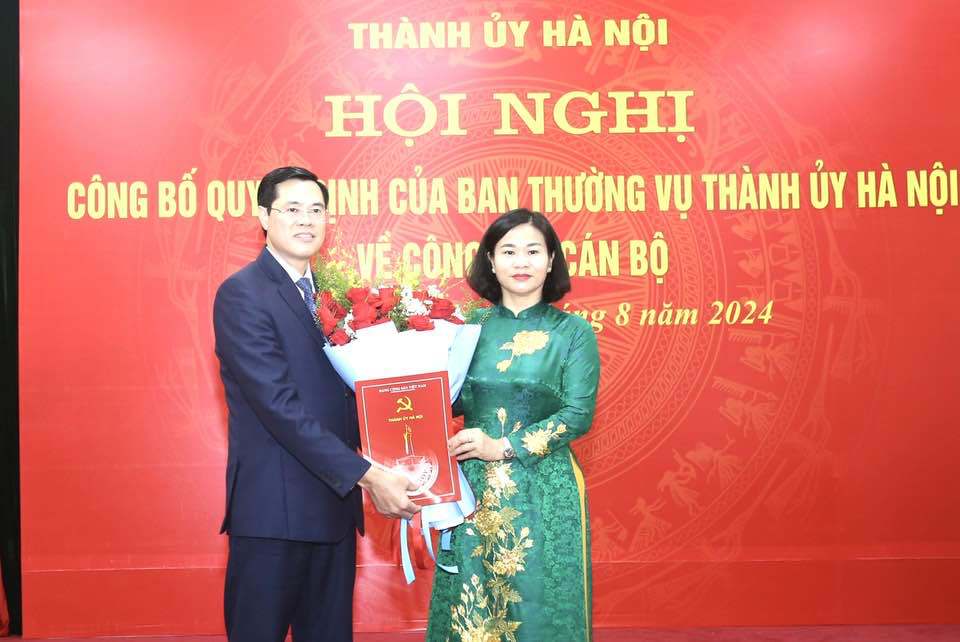 Phó Bí thư Thường trực Thành ủy Hà Nội Nguyễn Thị Tuyến trao Quyết định điều động ông Nguyễn Xuân Phong làm Phó Bí thư Huyện ủy Thanh Trì.