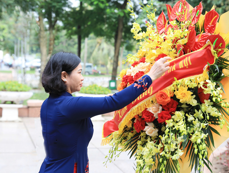 Phó Bí thư Thường trực Thành ủy Nguyễn Thị Tuyến chỉnh hoa dâng lên Chủ tịch Hồ Chí Minh và Chủ tịch Tôn Đức Thắng.