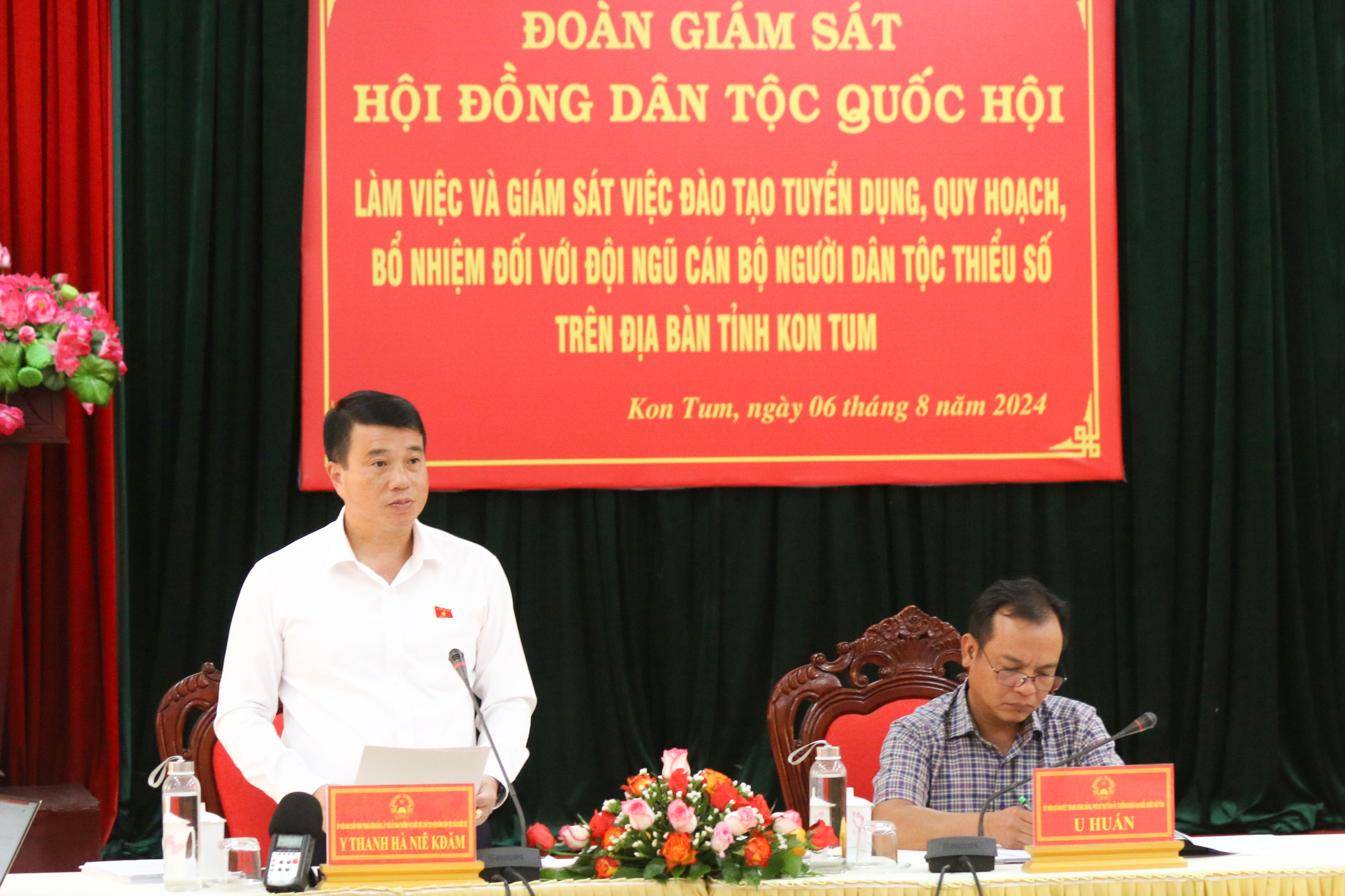 Ủy viên Trung ương Đảng, Chủ tịch Hội đồng Dân tộc Y Thanh Hà Niê Kđăm phát biểu tại cuộc làm việc với tỉnh Kon Tum