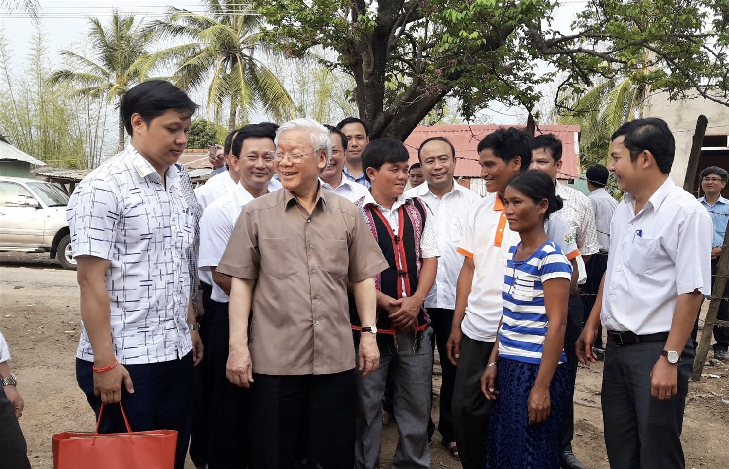 Tổng Bí thư Nguyễn Phú Trọng cùng đoàn cán bộ cấp cao của Trung ương thăm, làm việc tại xã Ayun, huyện Chư Sê vào năm 2017