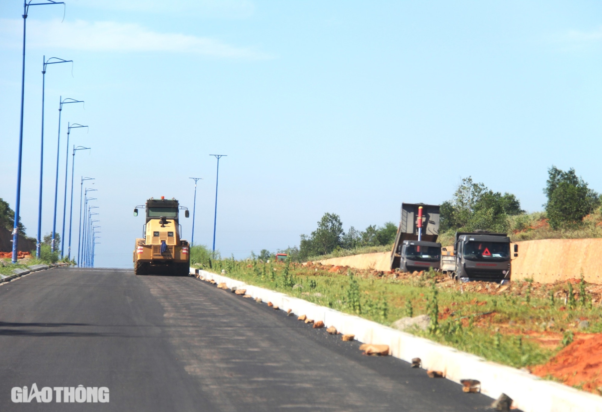 Đường vào sân bay Phan Thiết sẽ thông tuyến vào cuối năm 2024- Ảnh 1.