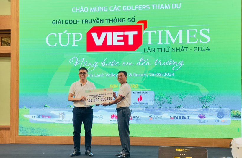 giai golf truyen thong so cup viettimes trao 100 trieu dong cho nhung sinh vien ngheo hieu hoc hinh 1