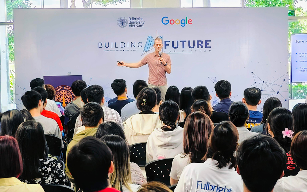 Ông Jeff Dean - Phó Chủ tịch kiêm Chief Scientist - Nhà khoa học đứng đầu Google DeepMind & Google Research trong  trong buổi giao lưu của Jeff Dean với sinh viên Fulbright và những người đam mê AI