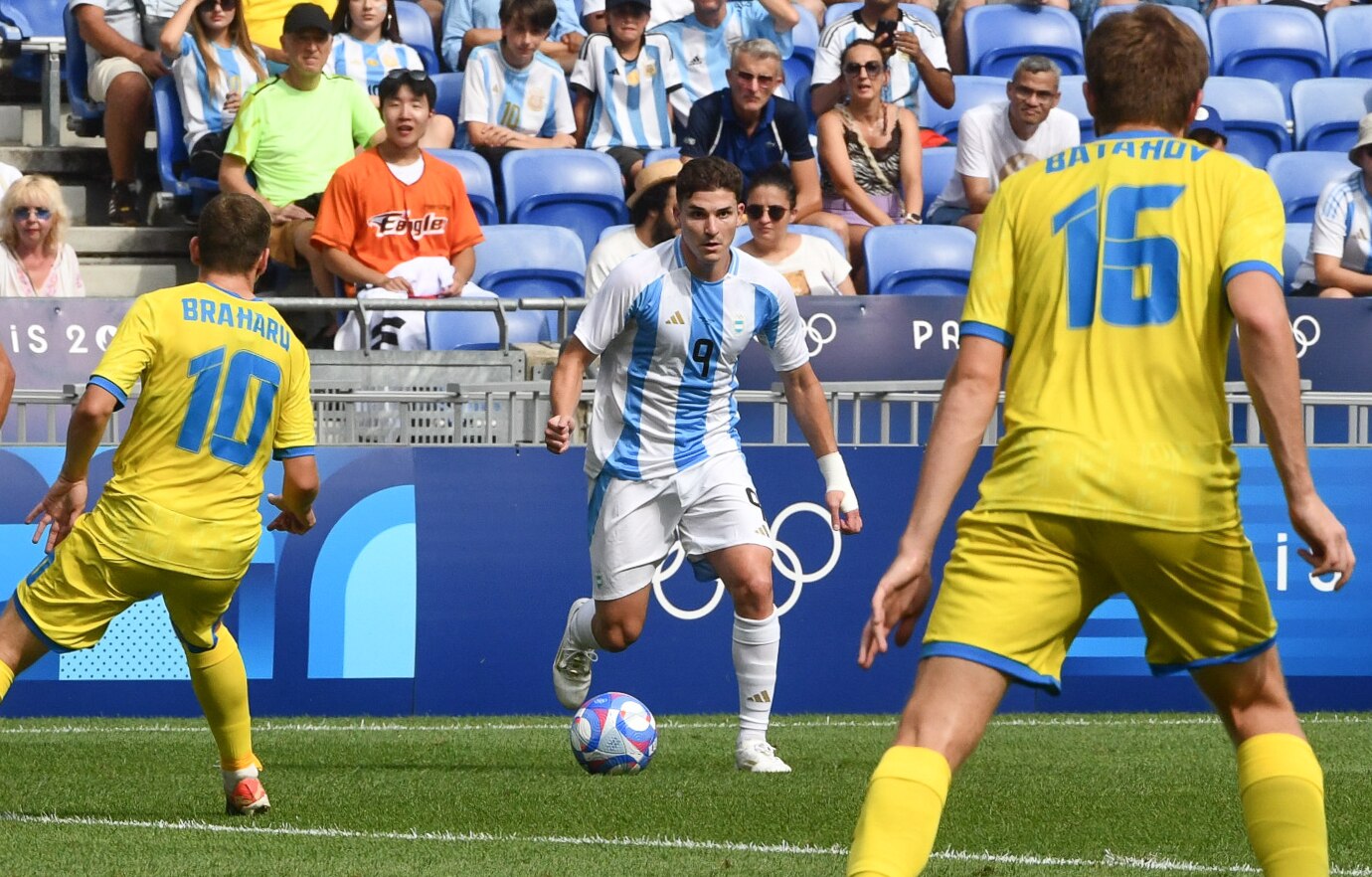 HLV Pep Guardiola nói lời cay đắng khi Julian Alvarez chính thức chia tay Man City- Ảnh 1.