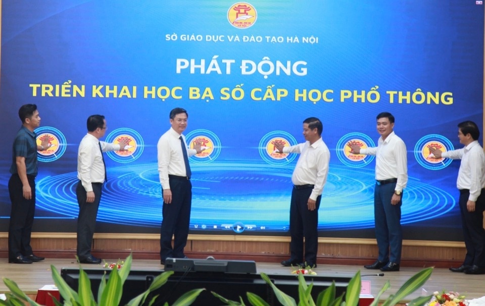 Phó Chủ tịch UBND TP Hà Minh Hải cùng các đại biểu bấm nút phát động triển khai học bạ số cấp phổ thông tại Hà Nội.