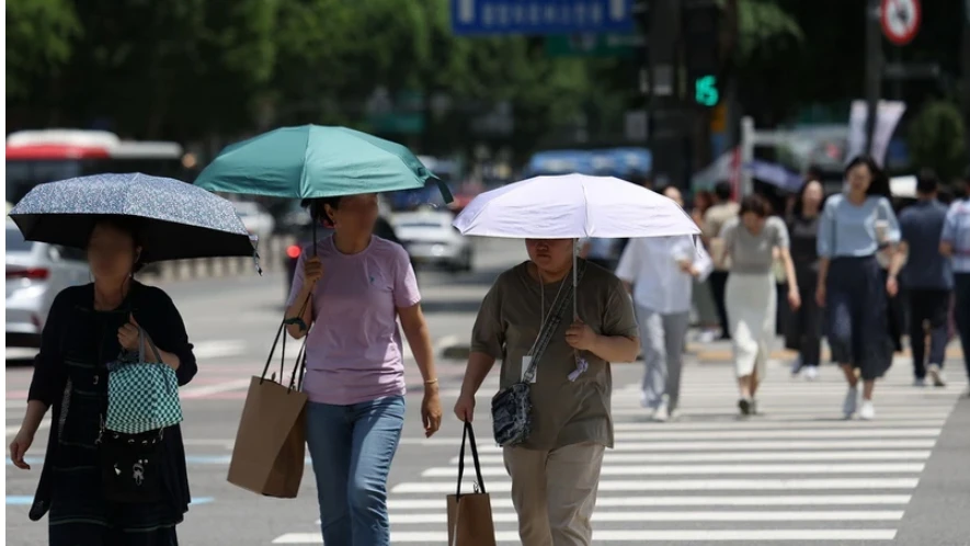 Người dân di chuyển trên đường phố Seoul, Hàn Quốc Ảnh: Yonhap/TTXVN