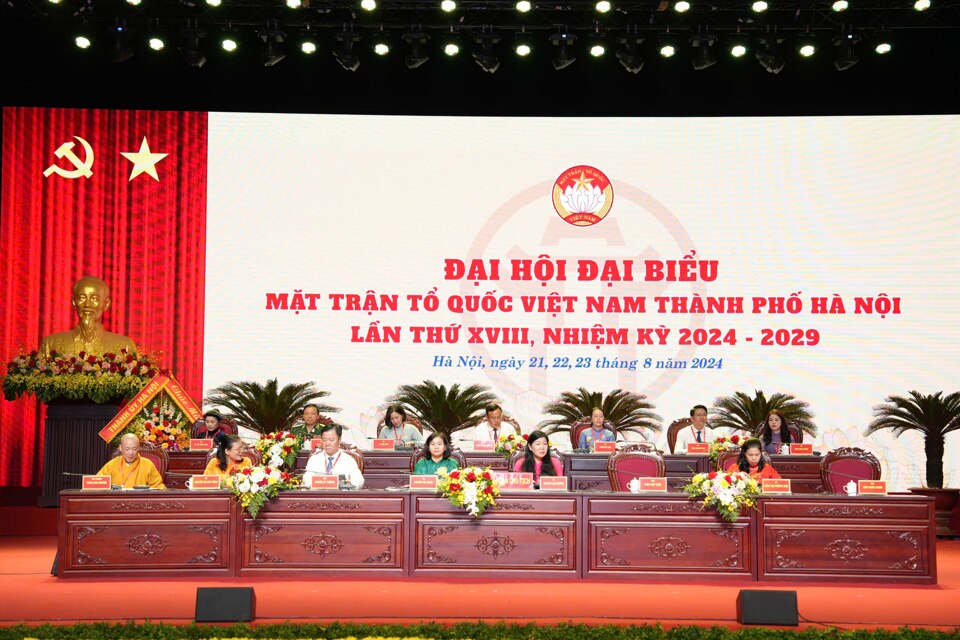 Đoàn Chủ tịch Đại hội đại biểu Mặt trận Tổ quốc Việt Nam TP Hà Nội lần thứ XVIII trong Phiên làm việc thứ nhất