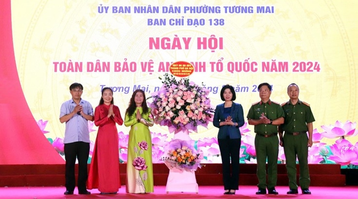 Phó Chủ tịch Thường trực HĐND TP Phùng Thị Hồng Hà tặng hoa, chúc mừng phường Tương Mai.