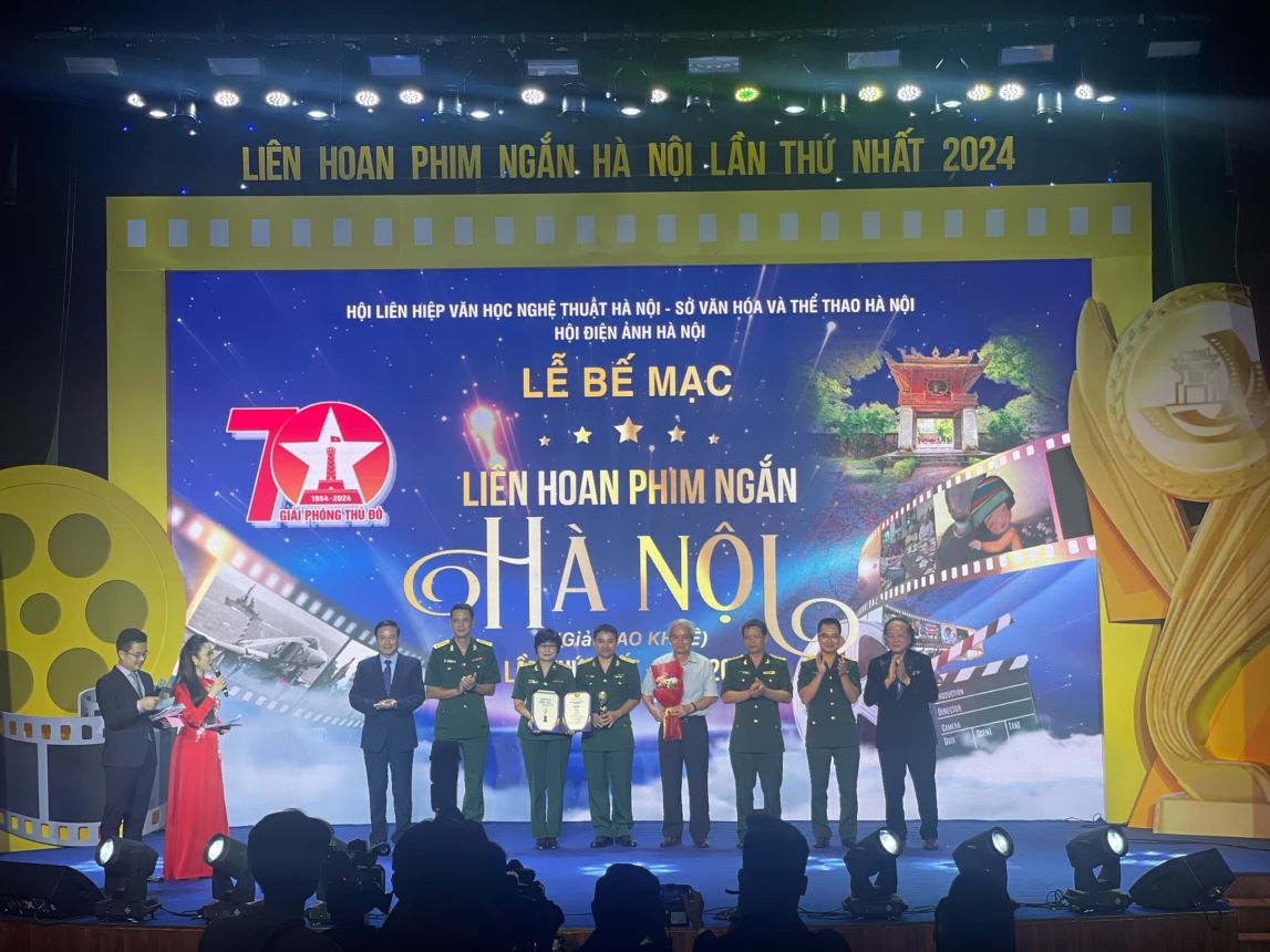 Đoàn làm phim “Hóa giải” nhận giải Nhất tại Liên hoan phim. Ảnh: Nguyễn Đạt