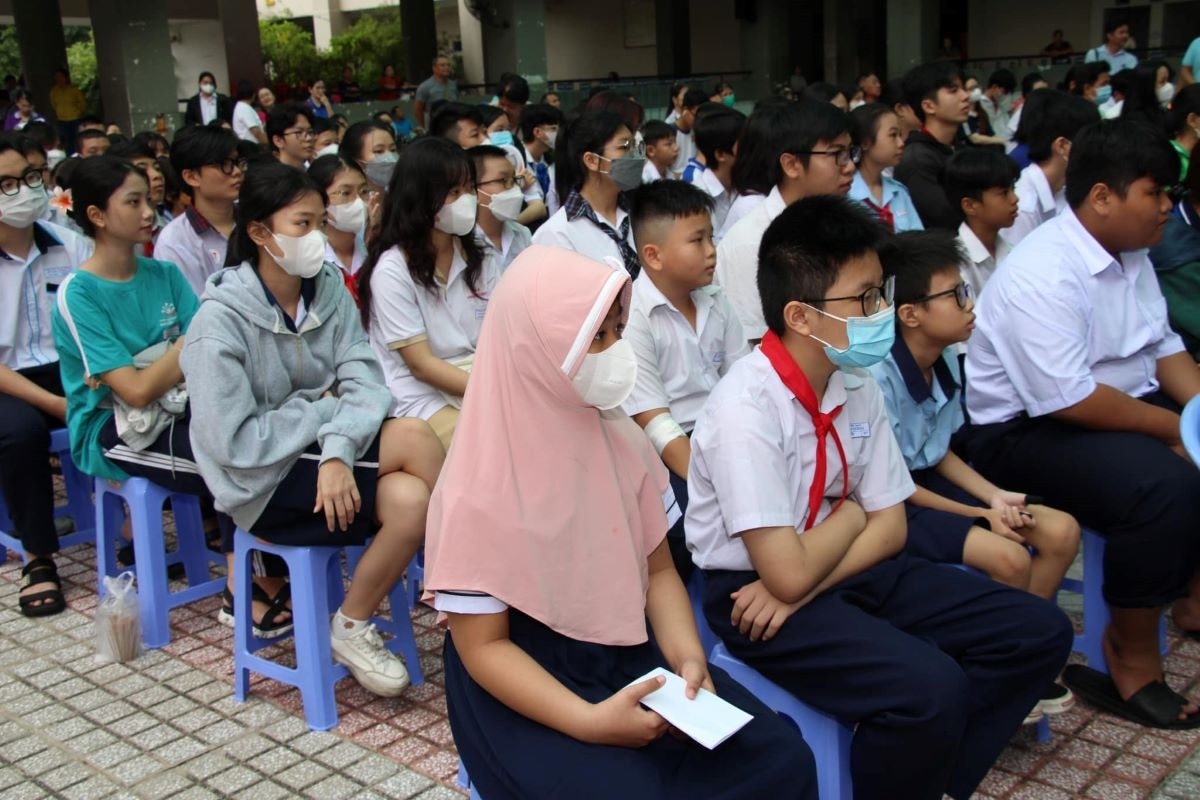 hoc bong nguyen huu tho cung sinh vien, hoc sinh ngheo vuot kho hinh anh 1