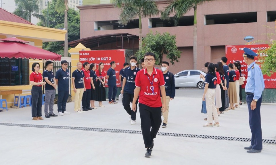 Ban lãnh đạo, Ban giám hiệu và thầy cô Trường THPT Hà Đông chào đón học sinh ngay từ cổng trường.