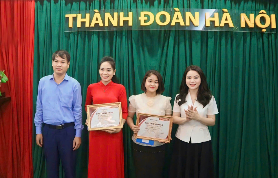 Đại diện Ban Tuyên giáo Thành ủy và Thành đoàn Hà Nội trao giải cho các thí sinh.