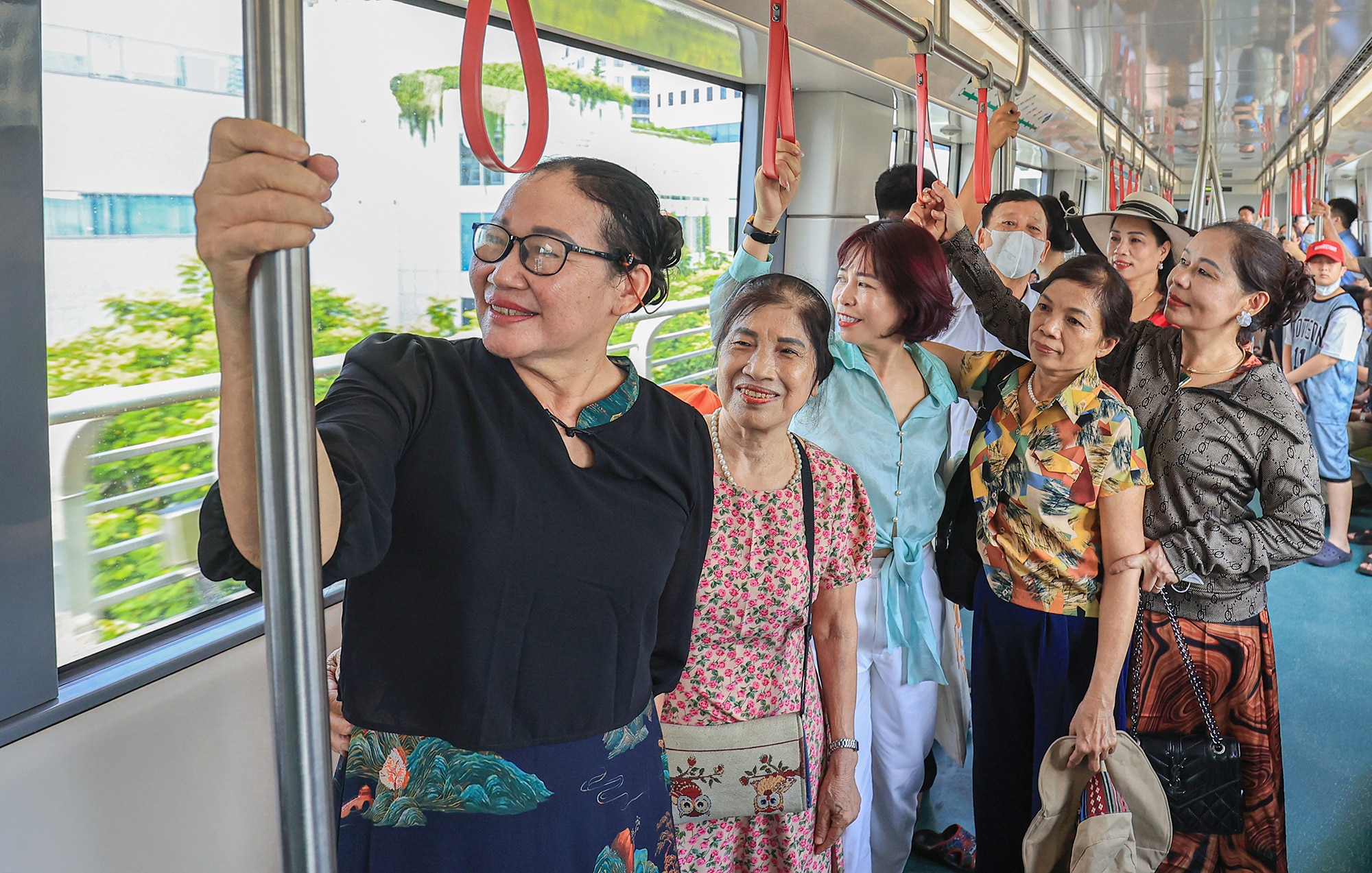 Hơn 2 vạn hành khách hào hứng trải nghiệm tàu điện Nhổn - ga Hà Nội- Ảnh 1.