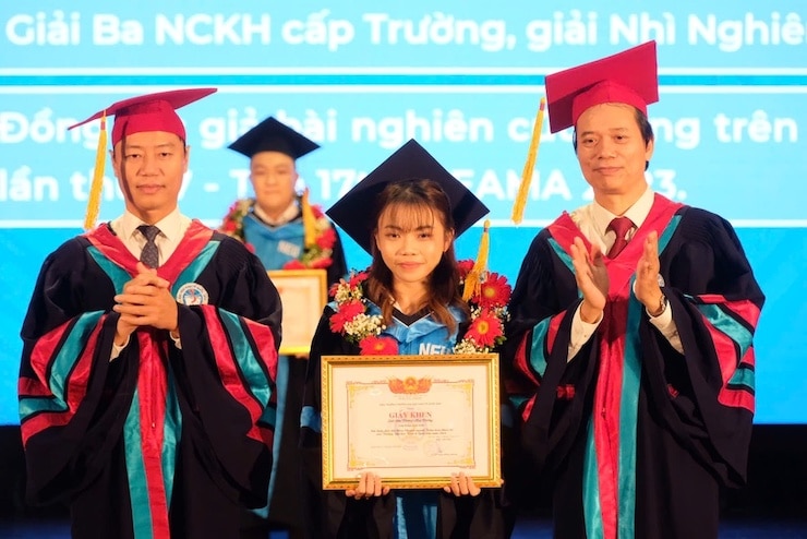 Sinh viên xuất sắc được trao bằng khen tại lễ tốt nghiệp đại học chính quy năm 2024. Ảnh: Nguyên Bảo