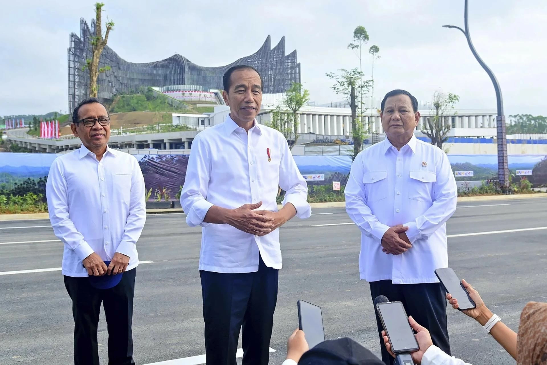 Tổng thống Widodo (giữa) phát biểu trước báo giới tại thủ đô mới Nusantara ngày 12/8. (Nguồn: the Jakarta Post)