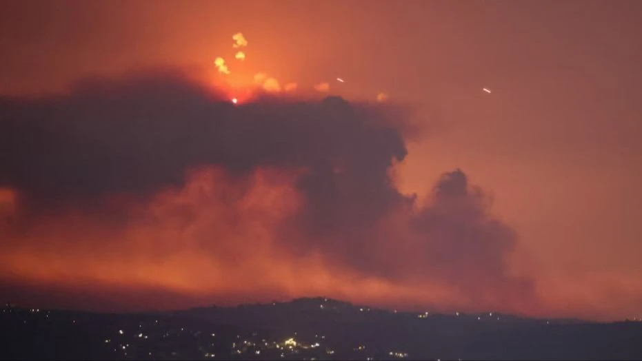 Khói bốc lên ở khu vực biên giới Israel và Lebanon sau khi IDF tiến hành không kích. Ảnh: Reuters