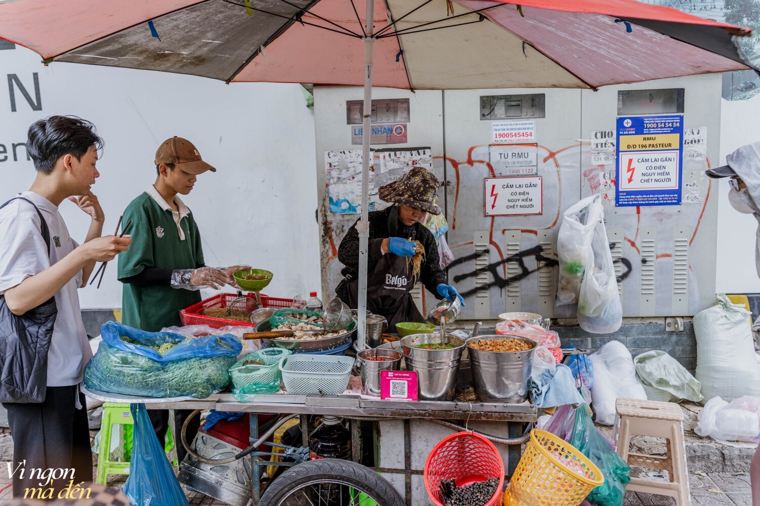 Xe miến trộn không tên vang tiếng gần xa nhờ nước xốt trộn trứ danh, khách đến ăn phải xếp hàng và thích thú khi ngồi lề đường - Ảnh 1.