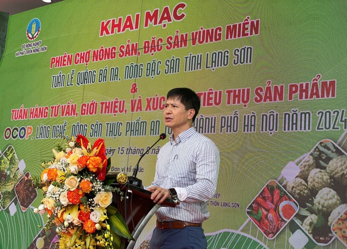 Ông Nguyễn Minh Tiến, Giám đốc Trung tâm Xúc tiến thương mại Nông nghiệp phát biểu khai mạc Phiên chợ. Ảnh: Hoài Thơ.