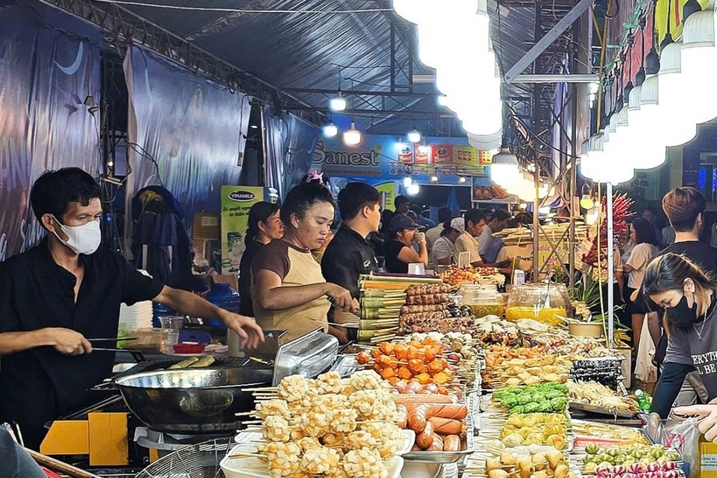 Khánh Hòa: Khách hụt hẫng vì lễ hội tôm hùm bán toàn cá viên chiên - 1