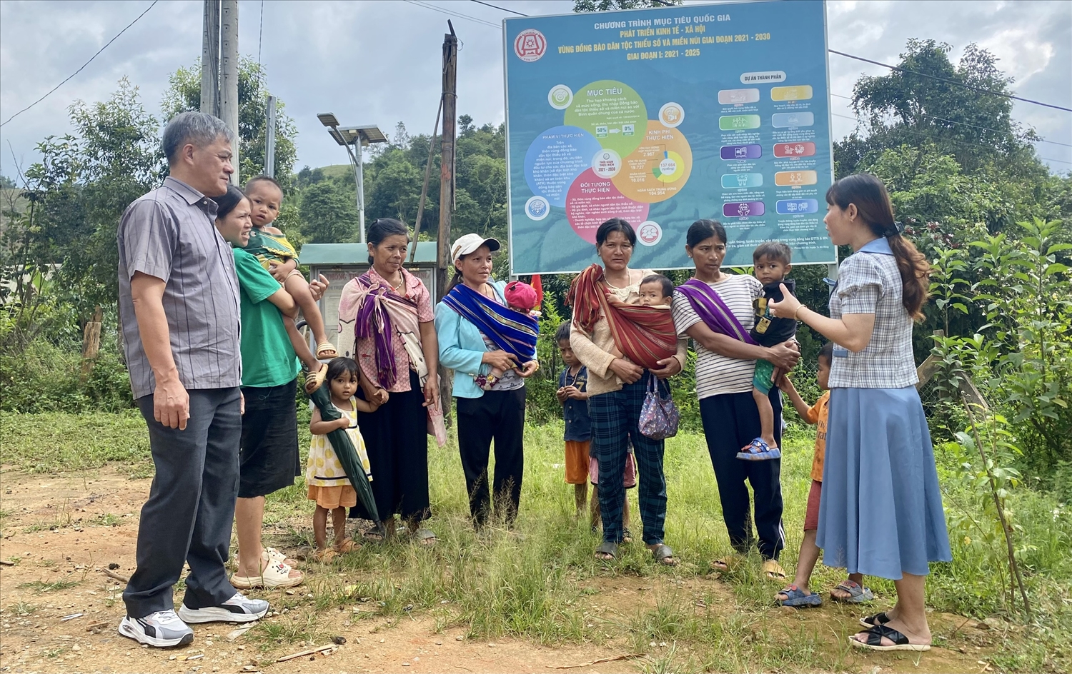 Cán bộ Chi cục Dân số tỉnh Kon Tum xuống từng thôn, làng tuyên truyền, vận động và nắm bắt thực trạng tảo hôn, hôn nhân cận huyết thống