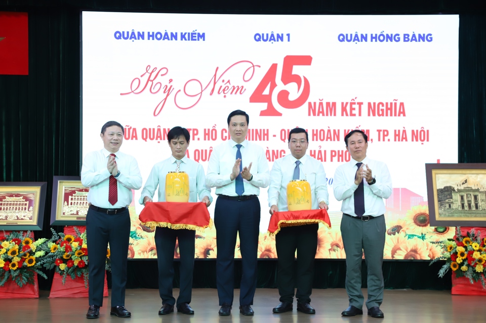 Lãnh đạo 3 quận Hoàn Kiếm (TP Hà Nội), quận Hồng Bàng (TP Hải Phòng) và quận 1 (TP Hồ Chí Minh) trao quà lưu niệm