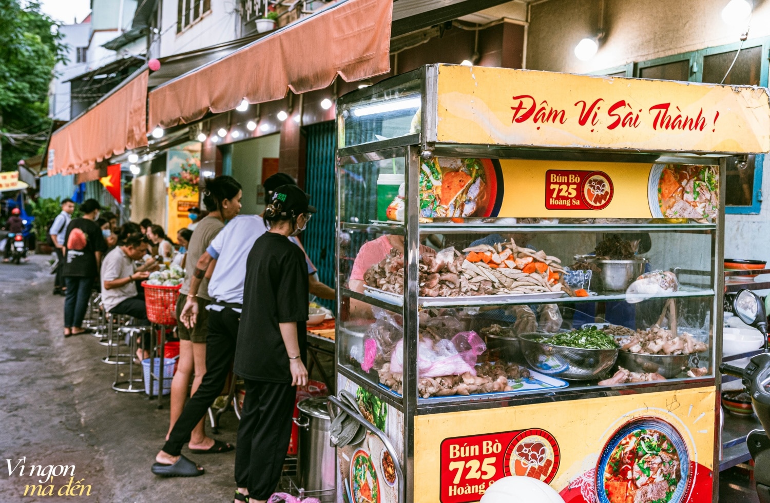 Chàng trai bỏ công việc ngân hàng lương cao đi bán quán bún bò bán vài tiếng là hết hàng: "Làm nghề này cực nhưng mình thấy hạnh phúc!" - Ảnh 1.