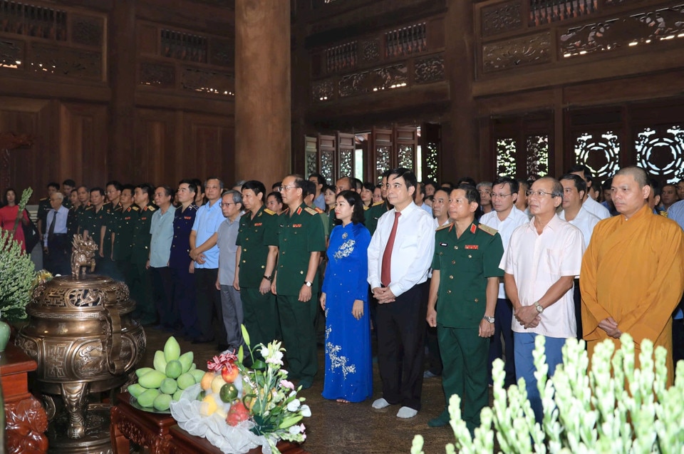 Phó Bí thư Thường trực Thành ủy Nguyễn Thị Tuyến và Đoàn đại biểu Bộ Tư lệnh Bảo vệ Lăng Chủ tịch Hồ Chí Minh dâng hương tưởng niệm Chủ tịch Hồ Chí Minh. 