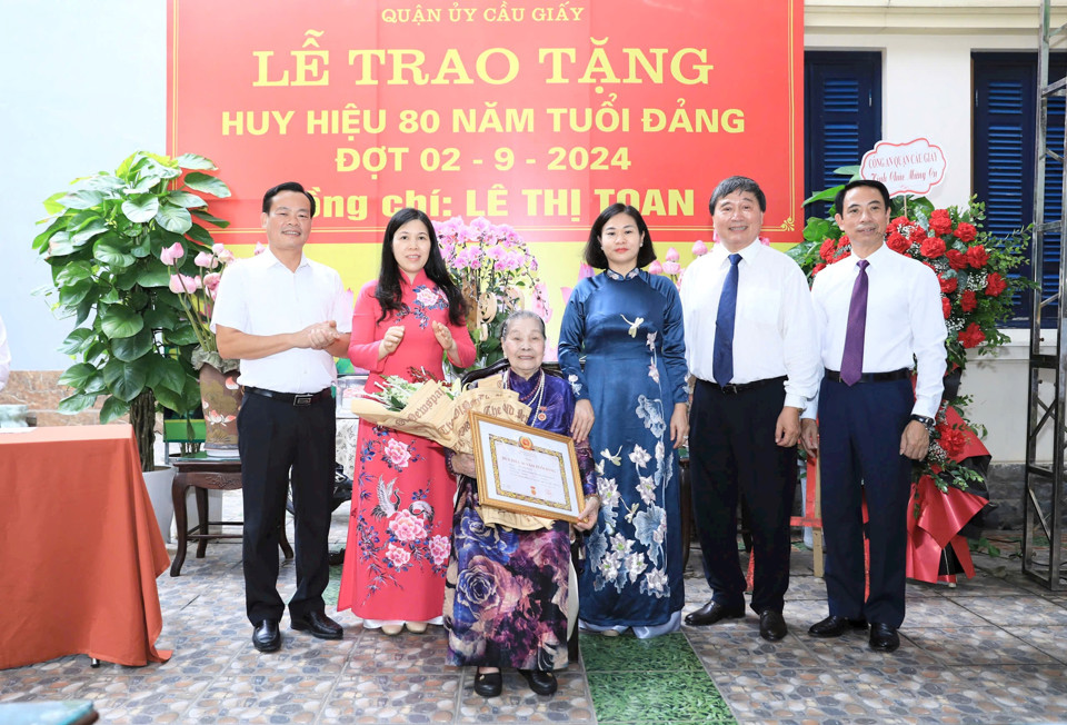 Phó Bí thư Thường trực Thành ủy Nguyễn Thị Tuyến trao Huy hiệu 80 năm tuổi Đảng tặng đảng viên Lê Thị Toan.