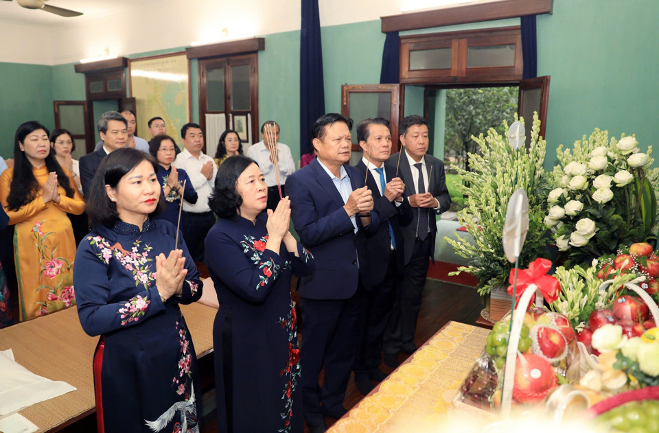 Bí thư Thành ủy Bùi Thị Minh Hoài cùng các đồng chí lãnh đạo TP Hà Nội dâng hương tưởng niệm Chủ tịch Hồ Chí Minh tại Nhà số 67, Khu di tích quốc gia đặc biệt Phủ Chủ tịch.