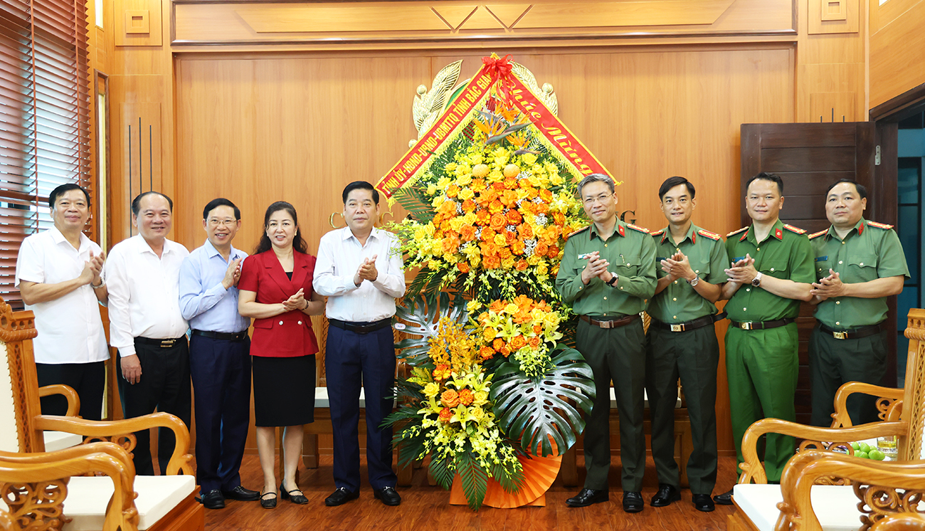 Bí thư Tỉnh ủy Nguyễn Văn Gấu thăm, chúc mừng cán bộ, chiến sĩ Công an tỉnh Bắc Giang nhân Ngày truyền thống lực lượng Công an Nhân dân -0