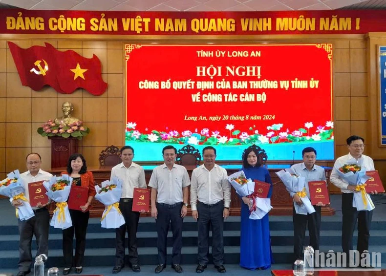 Long An công bố Quyết định của Ban Thường vụ Tỉnh ủy về công tác cán bộ ảnh 1