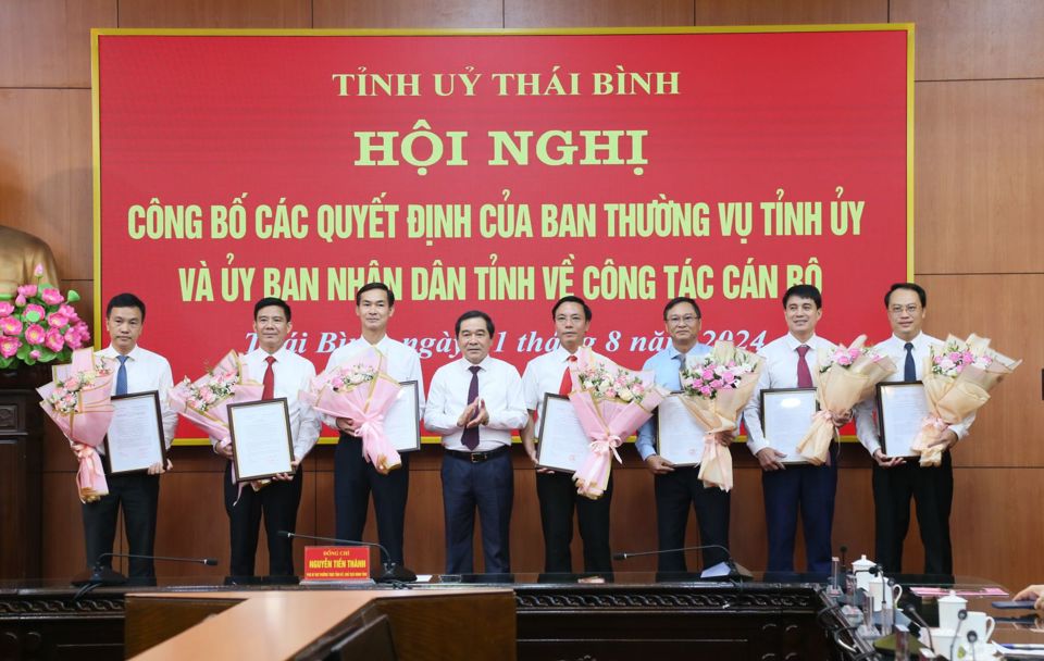 Đồng chí Nguyễn Tiến Thành, Phó Bí thư Thường trực Tỉnh ủy, Chủ tịch HĐND tỉnh trao Quyết định của Ban Thường vụ Tỉnh ủy và Quyết định của UBND tỉnh cho các đồng chí được điều động, luân chuyển, bổ nhiệm. Ảnh: TĐ