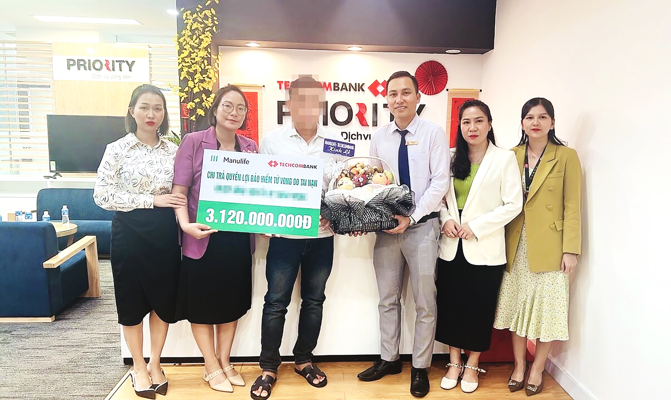 Đại diện gia đình của khách hàng nhận số tiền chi trả quyền lợi bảo hiểm từ Manulife Việt Nam và Techcombank