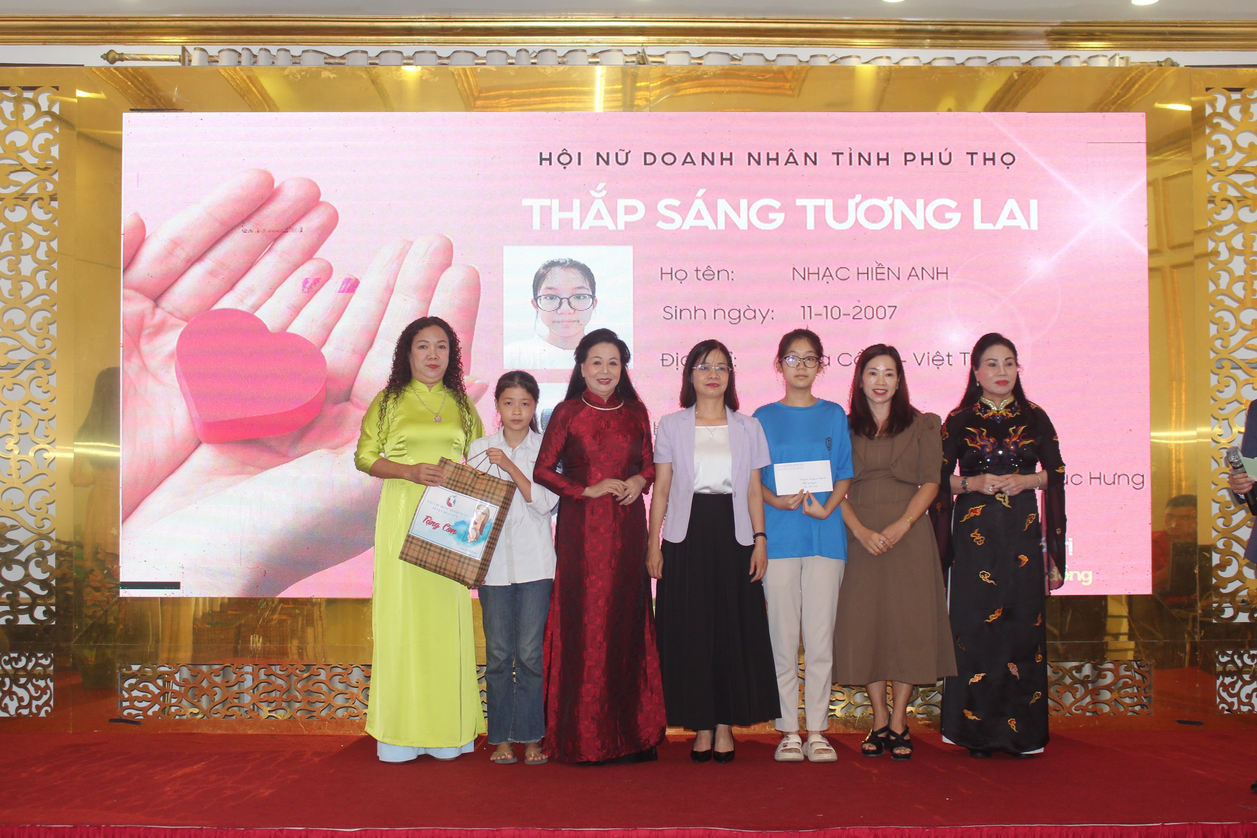 “Mẹ đỡ đầu - Thắp sáng ước mơ”- Ảnh 1. “Mẹ đỡ đầu - Thắp sáng ước mơ”- Ảnh 1.