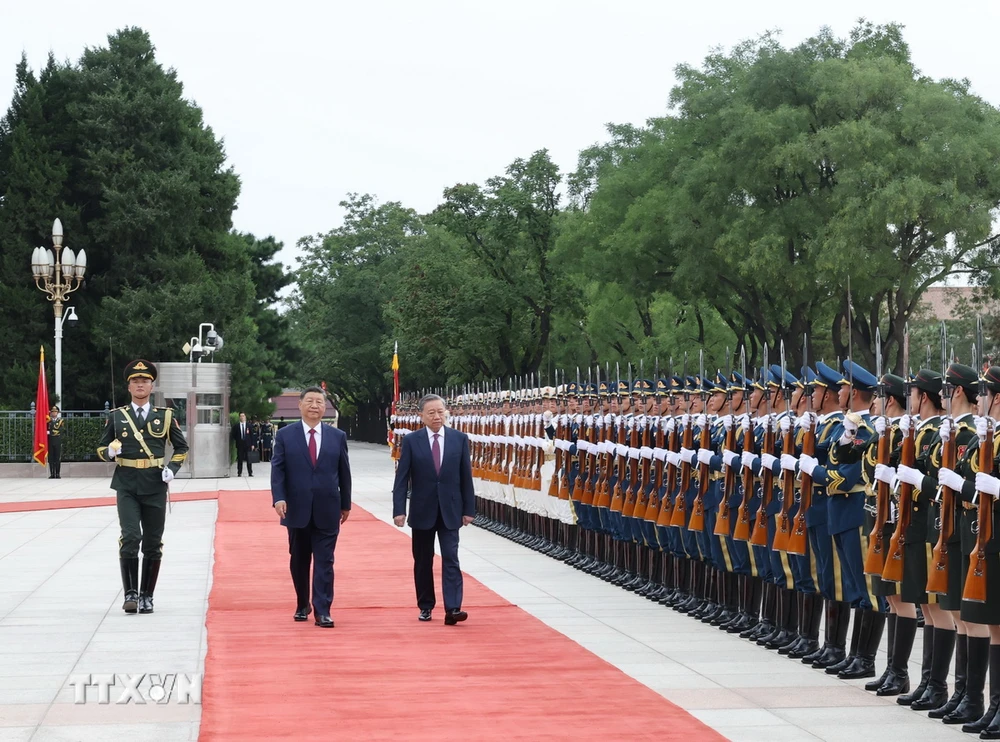 Tổng Bí thư, Chủ tịch nước Tô Lâm và Tổng Bí thư, Chủ tịch nước Trung Quốc Tập Cận Bình duyệt đội danh dự. (Ảnh: Trí Dũng/TTXVN)