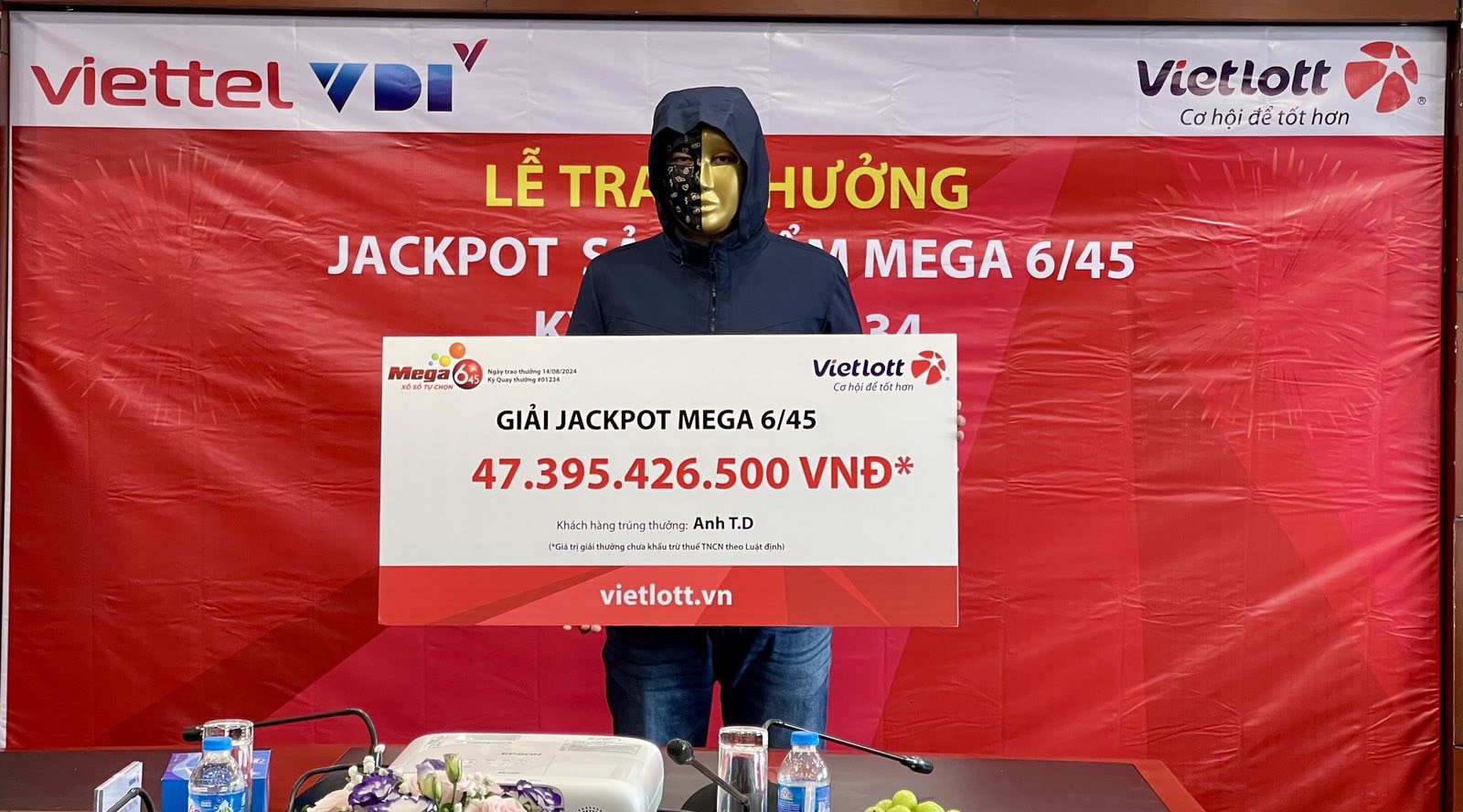 Anh T.D. nhận giải Jackpot trị giá gần 48 tỉ đồng