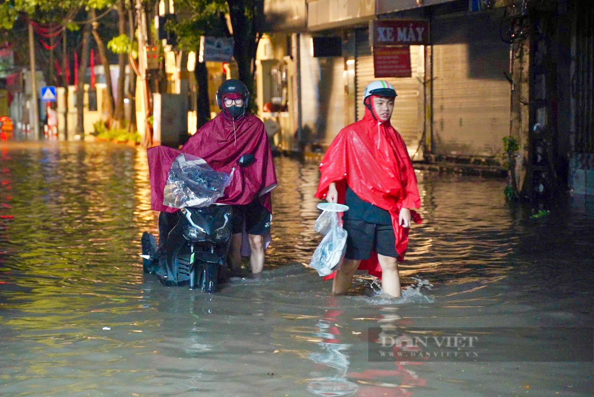 Mưa lớn như trút nước trong đêm, nhiều tuyến phố ở Hà Nội ngập thành sông- Ảnh 1.