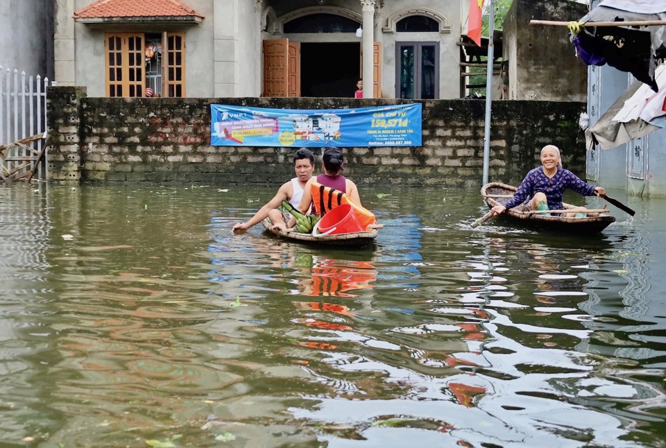 Mực nước sông Bùi lên cao gây ngập lụt nhiều vùng dân cư tại huyện Chương Mỹ (TP Hà Nội).