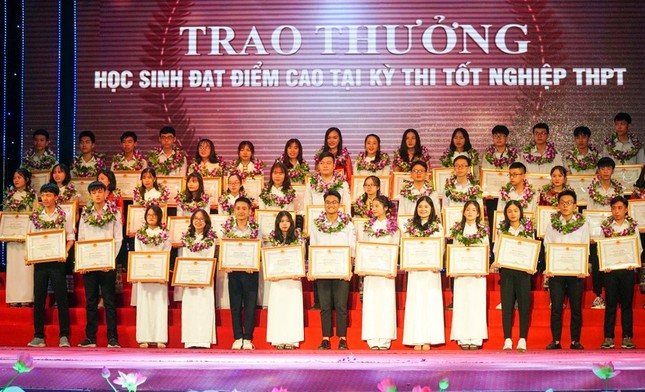 Nghệ An chi hơn 1,2 tỷ đồng khen thưởng học sinh đạt điểm cao thi tốt nghiệp THPT ảnh 1