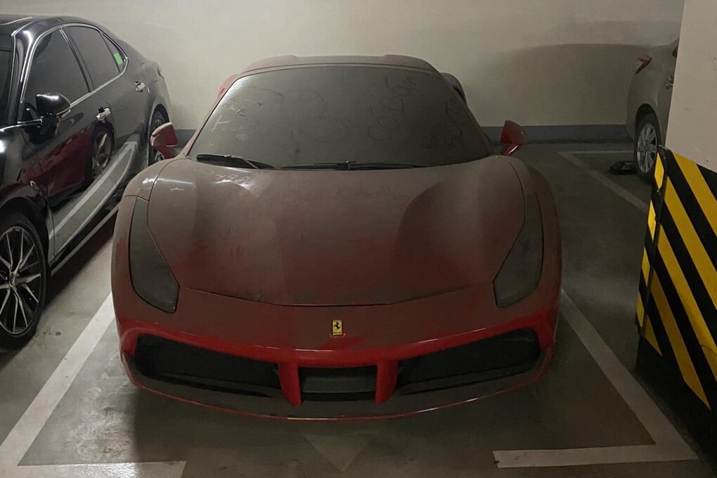 Người yêu ô tô tiếc cho hàng hiếm Ferrari 488 Spider phủ bụi tại Hà Nội - 1