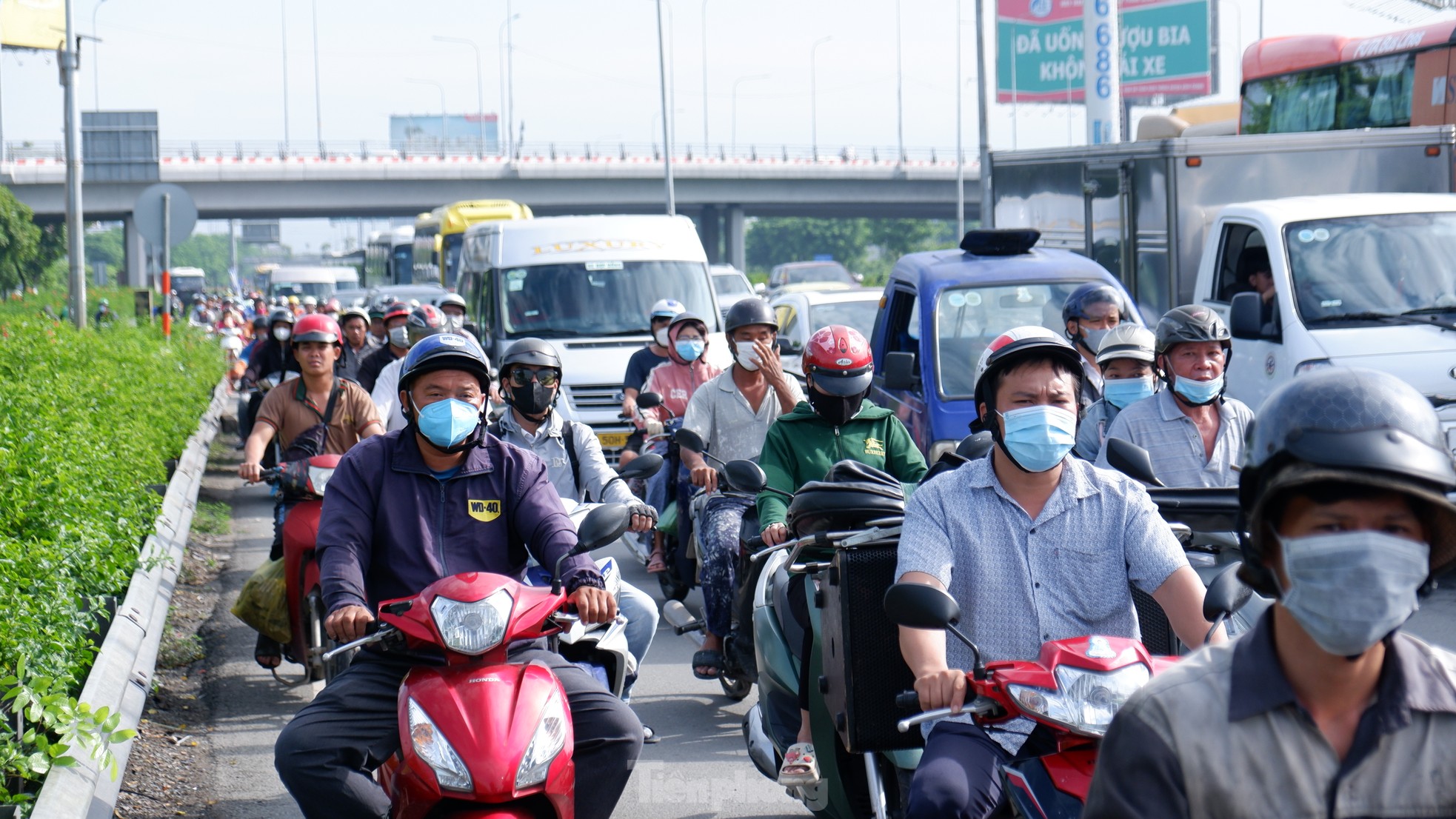 Ngày đầu kỳ nghỉ 2/9: Nhà ga, bến xe đông đúc, sân bay Tân Sơn Nhất thông thoáng bất ngờ ảnh 1