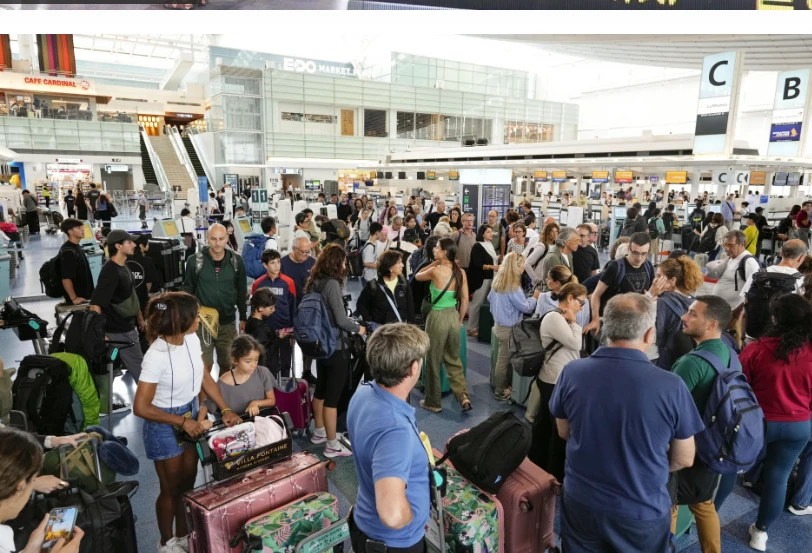 Hành khách mắc kẹt tại sân bay Haneda, Tokyo vì nhiều chuyến bay bị hủy do bão Ampil. Ảnh: KYODO