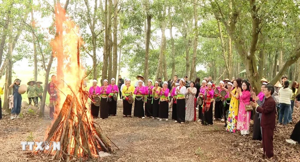 Du khách trải nghiệm không gian văn hóa đặc sắc, đậm chất văn hóa Mường khi tham gia "Mường tour - Động Thiên Hà". (Ảnh: Thùy Dung/TTXVN)