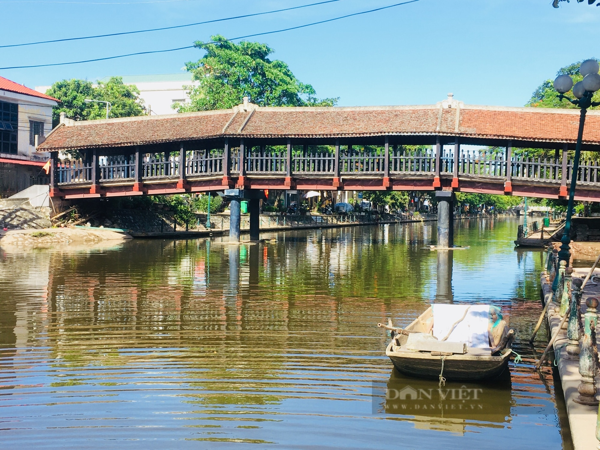 Ở Ninh Bình có một cái cầu ngói cổ xưa, cầu ngói Phát Diệm, dân tình tha hồ chụp ảnh, quay phim- Ảnh 1.