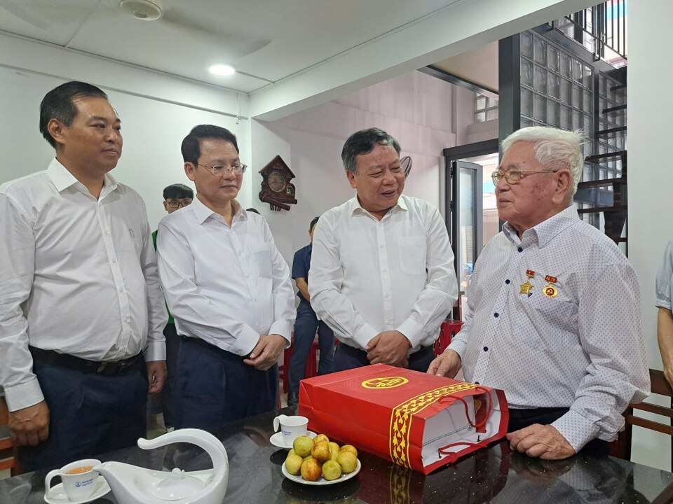 Phó Bí thư Thành ủy Hà Nội Nguyễn Văn Phong và Phó Chủ tịch HĐND TP Hà Nội Phạm Quí Tiên cùng đoàn đại biểu thăm, tặng quà cụ Nguyễn Như Thiện.