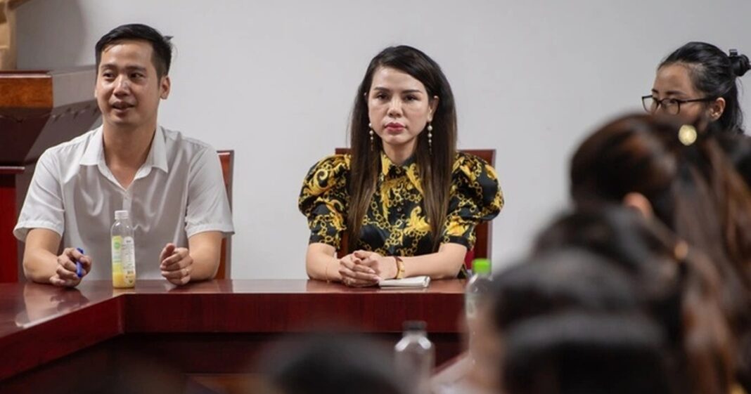 Phụ huynh "vây" trường Tây Mỗ 3, yêu cầu minh bạch danh sách tuyển sinh